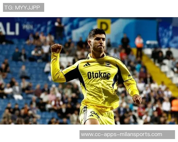 阿森西奥与女友重返伯纳乌现场观看NFL比赛引发热议